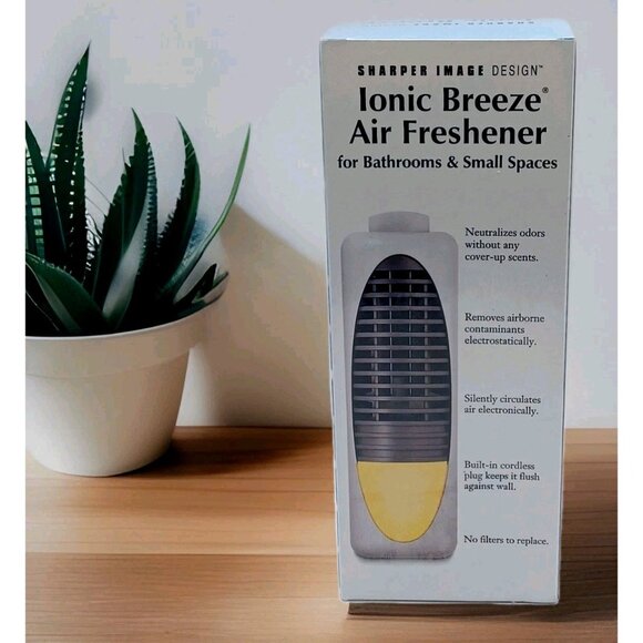 Ionic Breeze Sharper Image Plug In Wall Air Purifier Freshener SI627 Bathroom - Picture 1 of 11